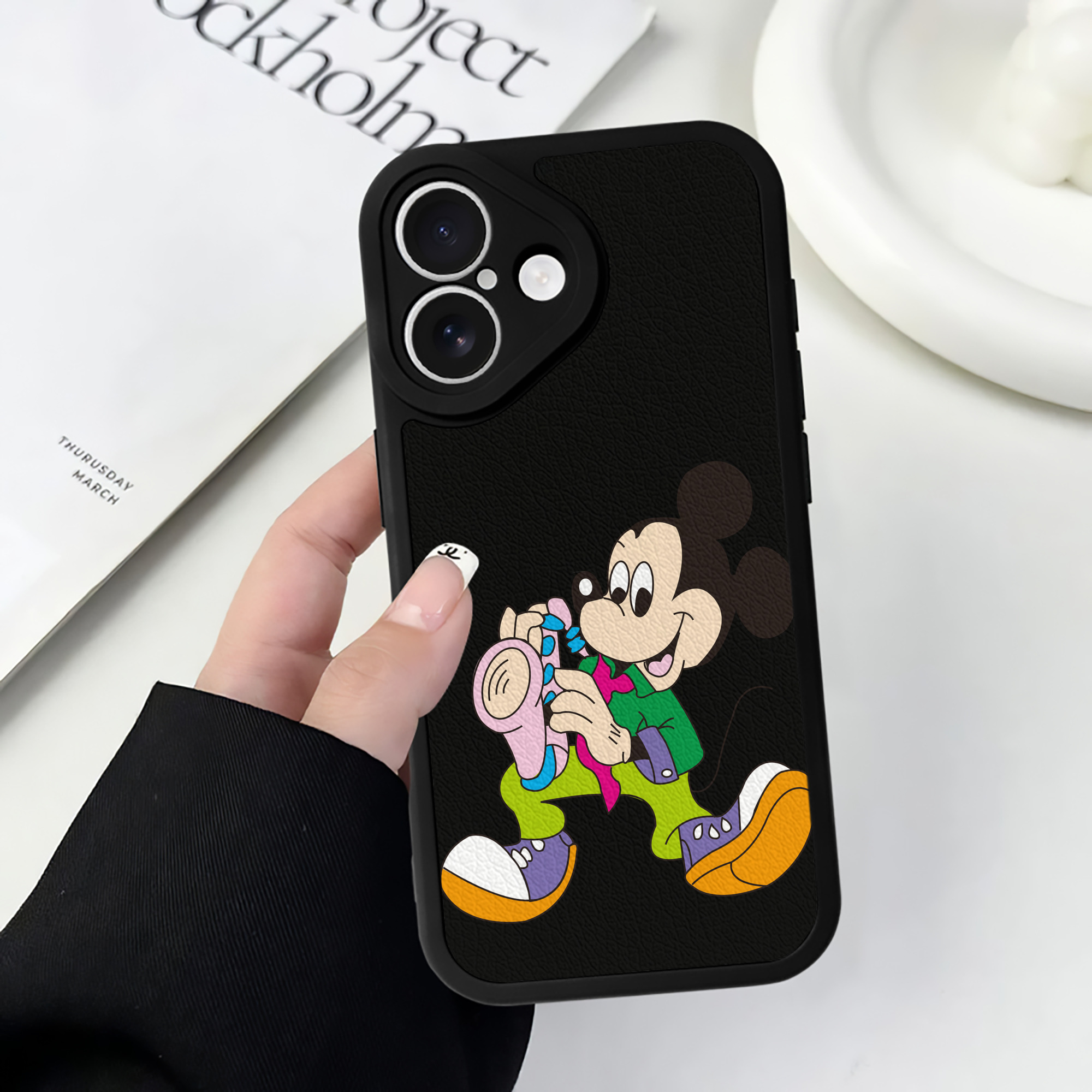 （画像用） ミッキーマウス Mickey Mouse 【iPhone 16シリーズ対応】シリコンスマホケース（レザー調） 材質：シリコン